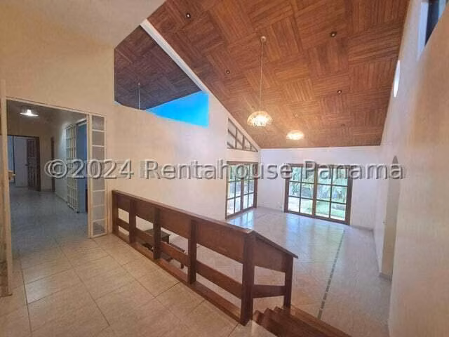 Venta de Casa con 1374 m² de Terreno en Las Cumbres 25-5655GG