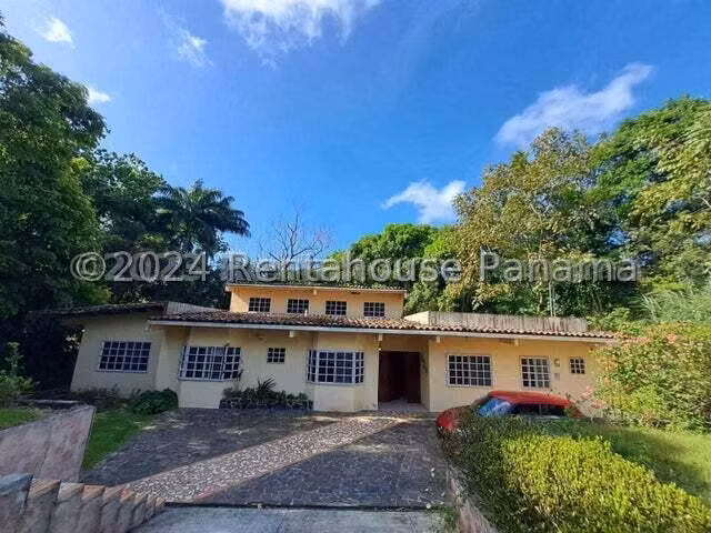 Venta de Casa con 1374 m² de Terreno en Las Cumbres 25-5655GG