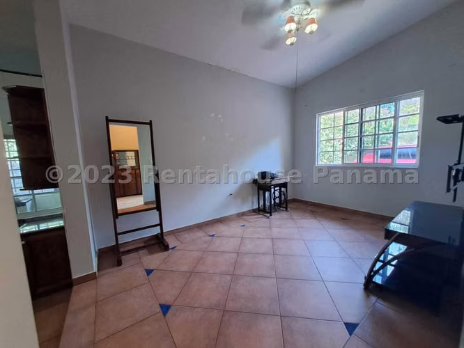 Venta de Casa con 1374 m² de Terreno en Las Cumbres 25-5655GG