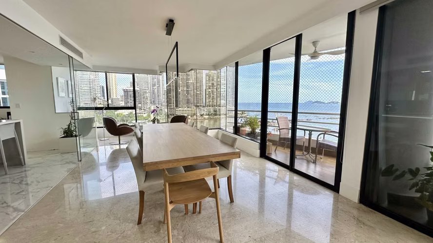 Venta de Apartamento en Ave. Balboa - Los Delfines