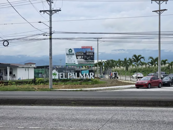 Banco vende local comercial en Plaza Canaima, Pacora