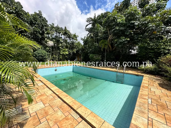 House sale in El Carmen with large patio