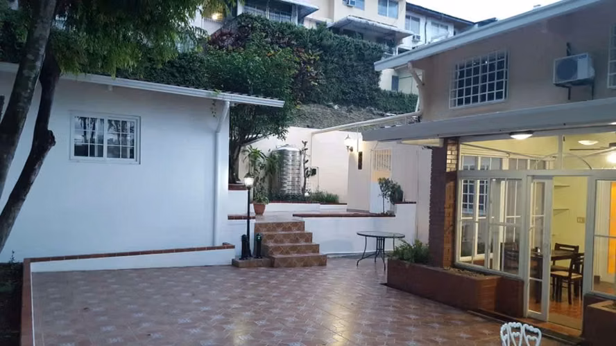 VENTA, CASA GRANDE, MUY ELEGANTE, VEALA Y OFREZCA, CALLE MUY PRIVADA