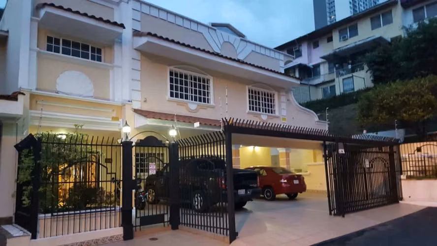VENTA, CASA GRANDE, MUY ELEGANTE, VEALA Y OFREZCA, CALLE MUY PRIVADA