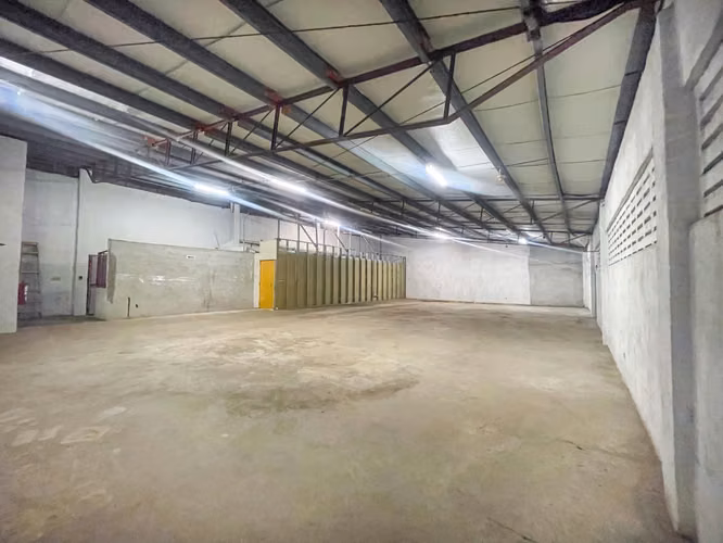 Se Vende Edificio Comercial con Galera y Oficina