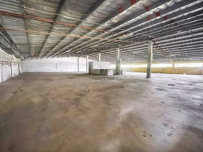 Se Vende Edificio Comercial con Galera y Oficina
