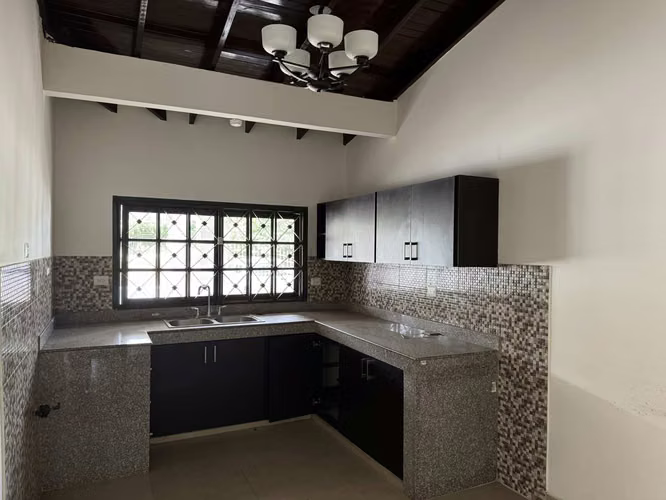 Hermosa casa en venta, Vía Principal en Chitré, Herrera