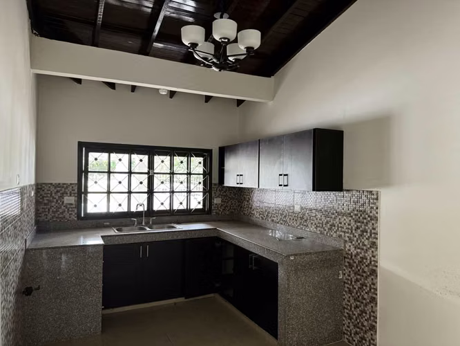 Hermosa casa en venta, Vía Principal en Chitré, Herrera