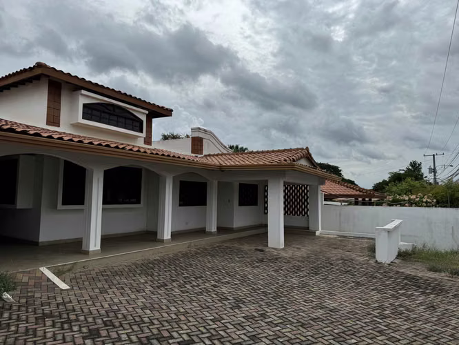 Hermosa casa en venta, Vía Principal en Chitré, Herrera