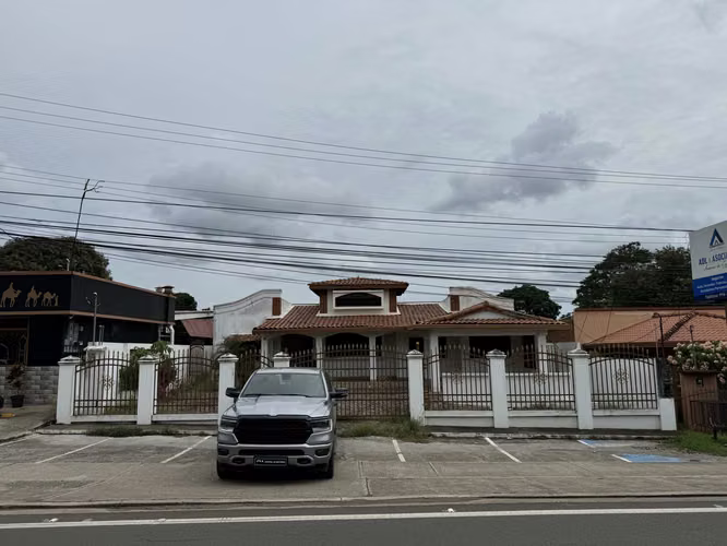 Hermosa casa en venta, Vía Principal en Chitré, Herrera