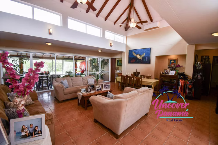 se vende Villa de 4 recamaras con piscina y vista al fairway