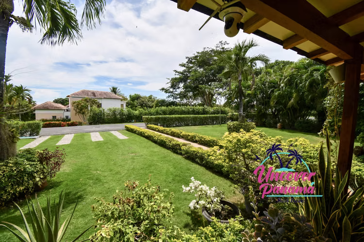 se vende Villa de 4 recamaras con piscina y vista al fairway