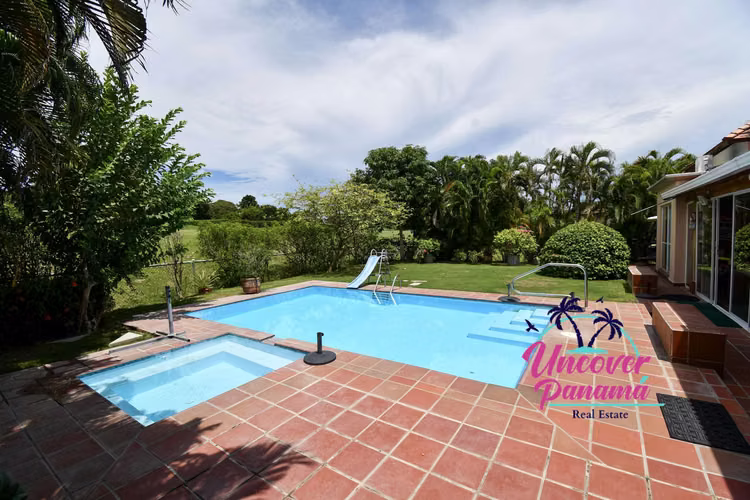se vende Villa de 4 recamaras con piscina y vista al fairway