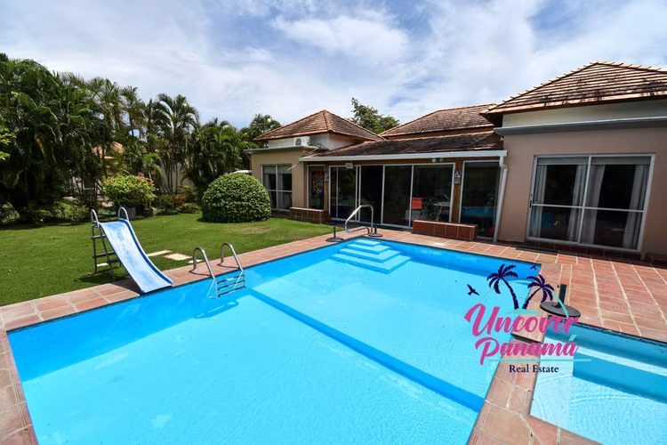 se vende Villa de 4 recamaras con piscina y vista al fairway