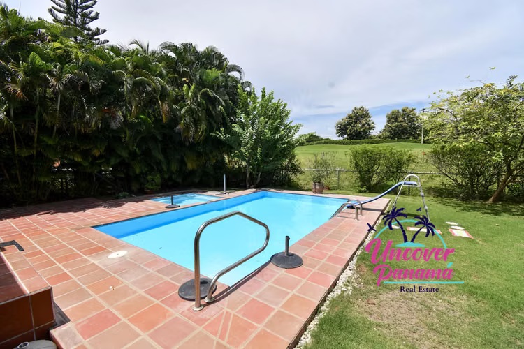 se vende Villa de 4 recamaras con piscina y vista al fairway