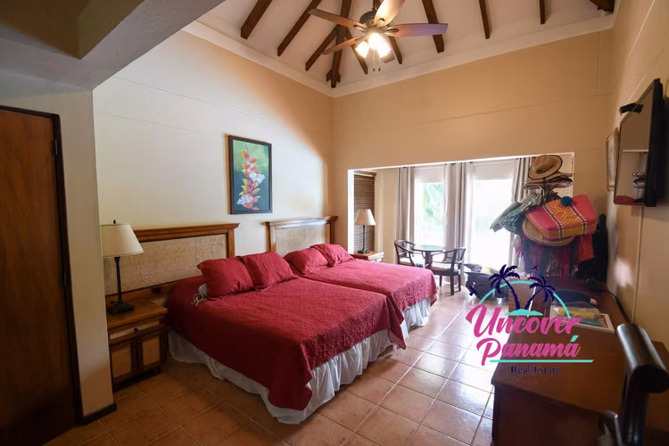se vende Villa de 4 recamaras con piscina y vista al fairway
