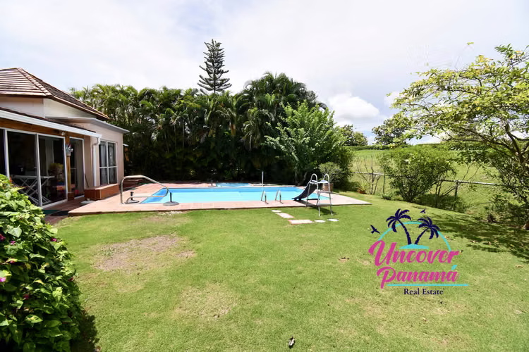 se vende Villa de 4 recamaras con piscina y vista al fairway
