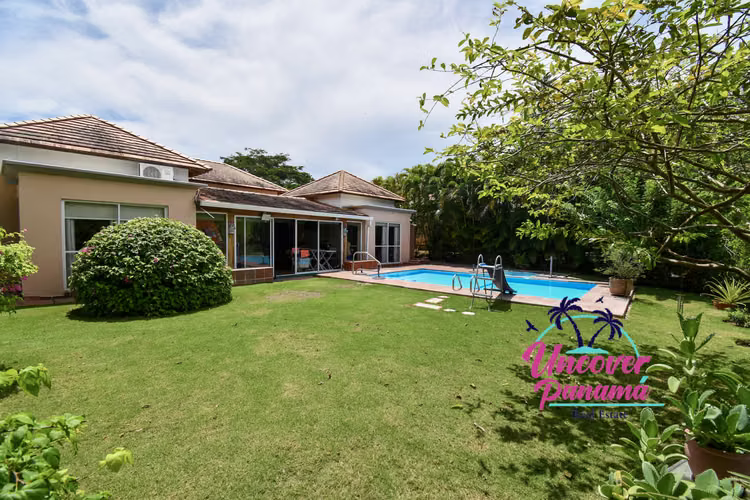 se vende Villa de 4 recamaras con piscina y vista al fairway