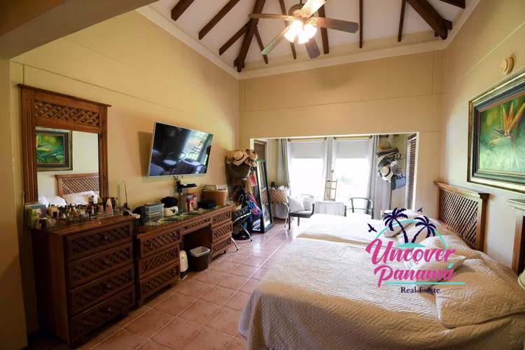 se vende Villa de 4 recamaras con piscina y vista al fairway