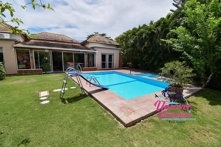 se vende Villa de 4 recamaras con piscina y vista al fairway