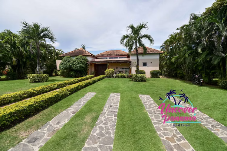 se vende Villa de 4 recamaras con piscina y vista al fairway
