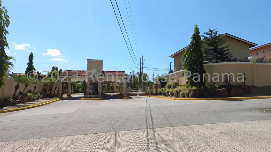 Venta de Casa con 221 m2 de Construcción en Villa Lido, Brisas del Golf 25-4904GG