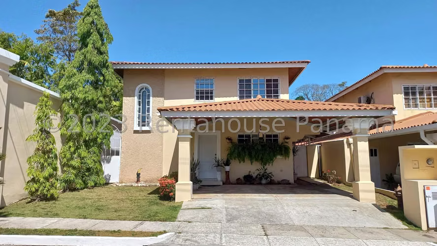 Venta de Casa con 221 m2 de Construcción en Villa Lido, Brisas del Golf 25-4904GG