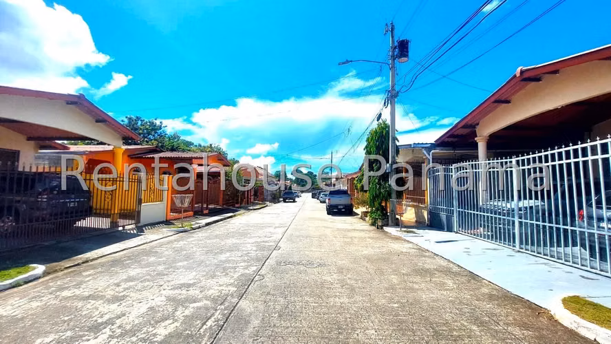 Venta de Casa con 300 m² de Terreno en Brisas del Golf 26-7056gg