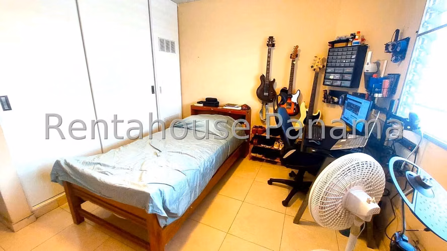 Venta de Casa con 300 m² de Terreno en Brisas del Golf 26-7056gg
