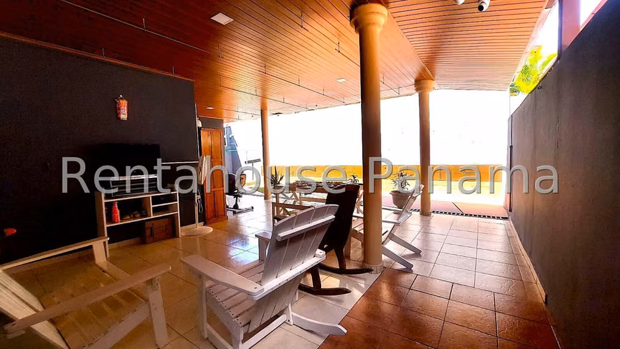 Venta de Casa con 300 m² de Terreno en Brisas del Golf 26-7056gg