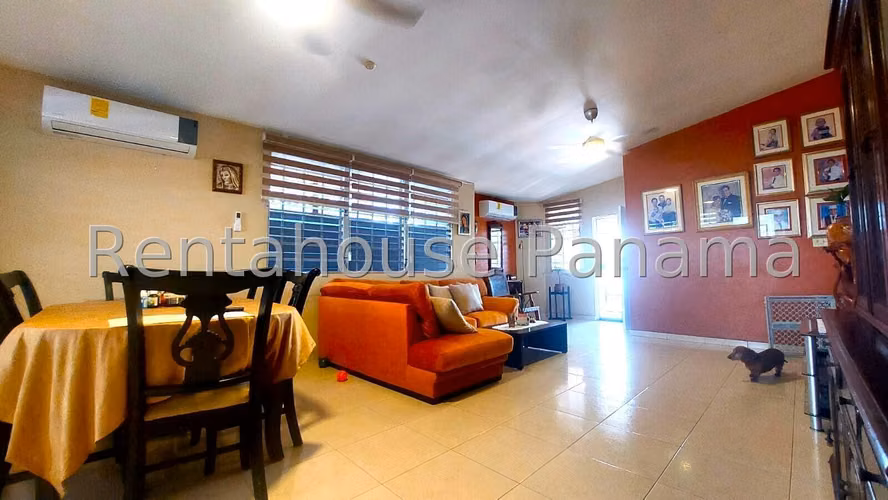 Venta de Casa con 300 m² de Terreno en Brisas del Golf 26-7056gg
