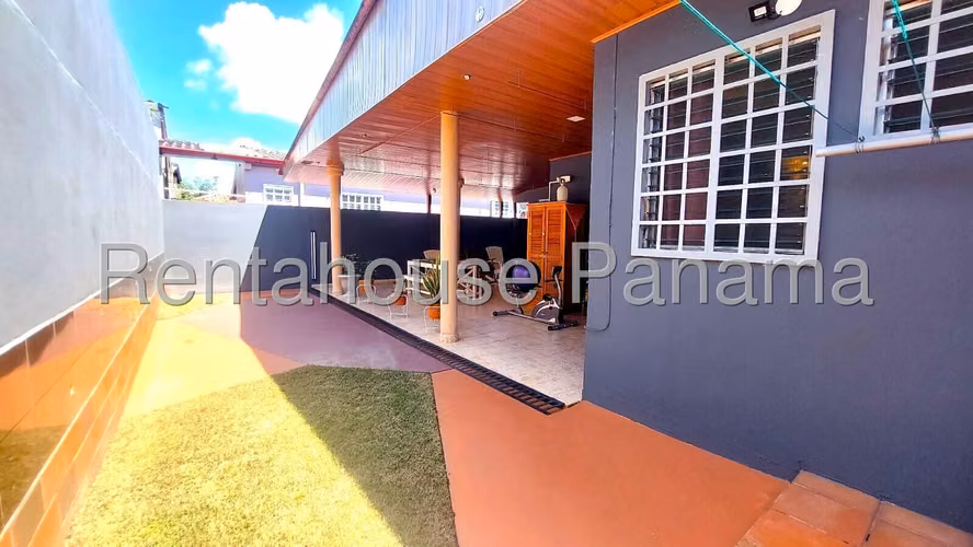 Venta de Casa con 300 m² de Terreno en Brisas del Golf 26-7056gg