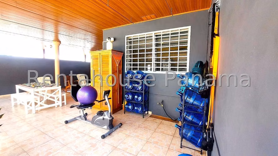 Venta de Casa con 300 m² de Terreno en Brisas del Golf 26-7056gg