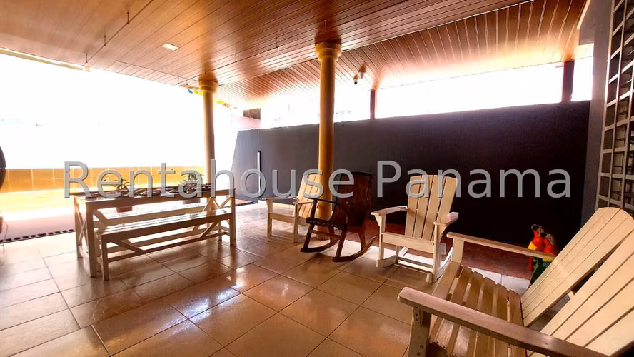 Venta de Casa con 300 m² de Terreno en Brisas del Golf 26-7056gg