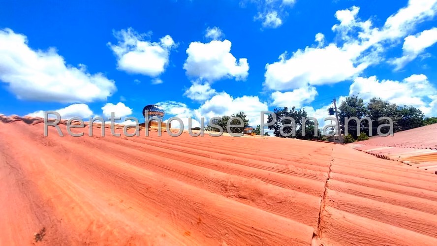Venta de Casa con 300 m² de Terreno en Brisas del Golf 26-7056gg