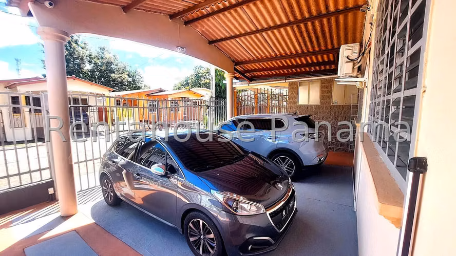 Venta de Casa con 300 m² de Terreno en Brisas del Golf 26-7056gg