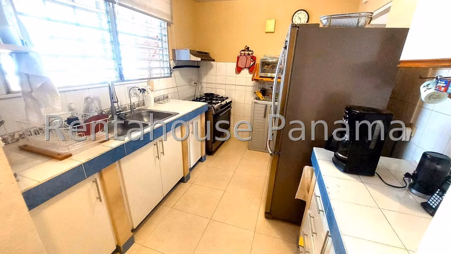 Venta de Casa con 300 m² de Terreno en Brisas del Golf 26-7056gg