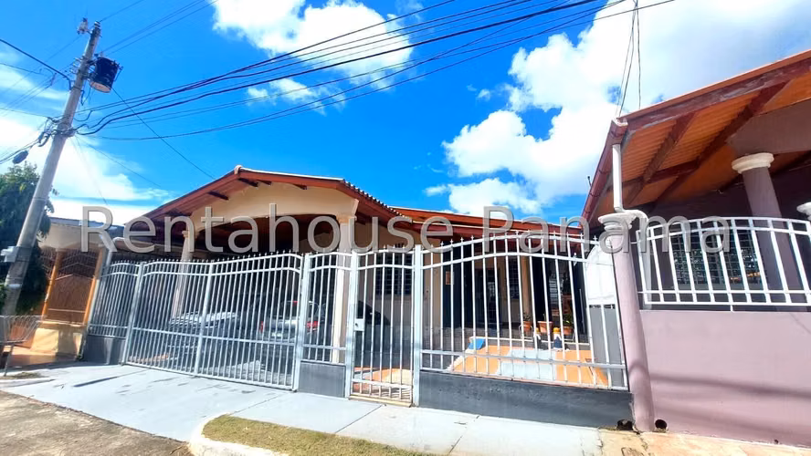 Venta de Casa con 300 m² de Terreno en Brisas del Golf 26-7056gg