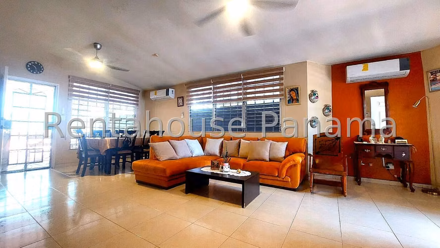 Venta de Casa con 300 m² de Terreno en Brisas del Golf 26-7056gg