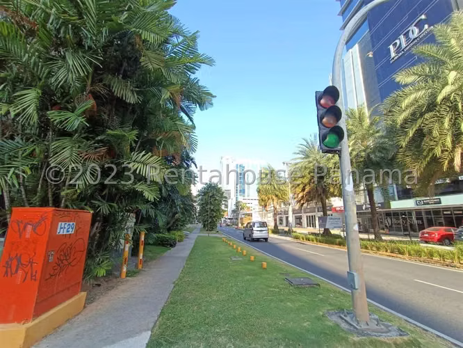 Venta de Apartamento Remodelado con 250 m² en PH Fiesta, Obarrio 26-4187GG