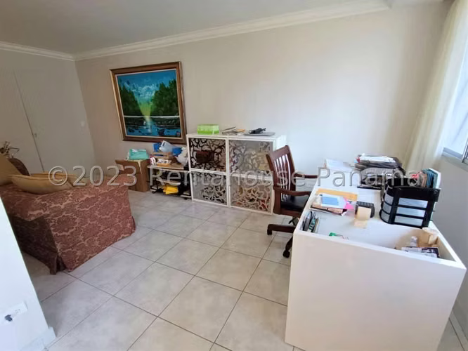 Venta de Apartamento Remodelado con 250 m² en PH Fiesta, Obarrio 26-4187GG