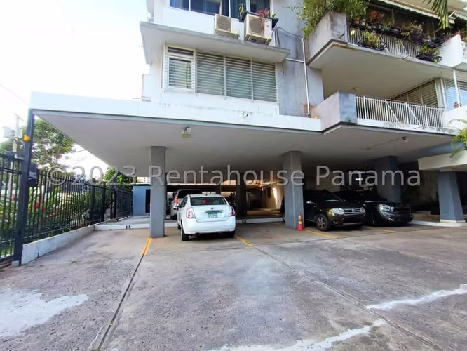 Venta de Apartamento Remodelado con 250 m² en PH Fiesta, Obarrio 26-4187GG