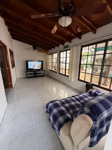 CASA EN ESQUINA – LISTA PARA MUDARSE