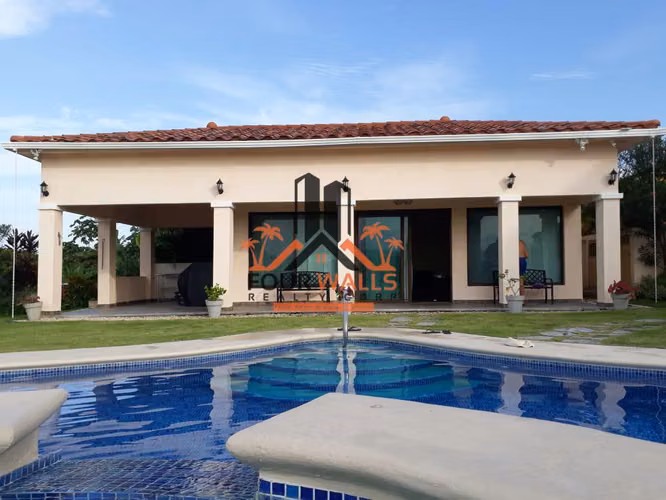 Venta de Casa en San Carlos con Casa de Huéspedes