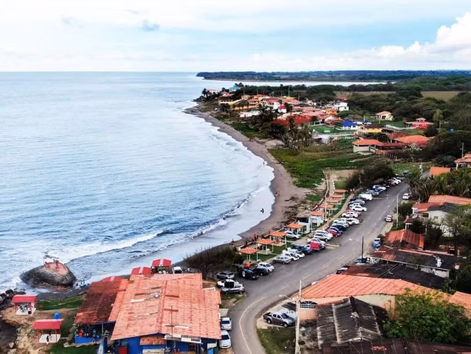 VENDO TERRENO 330MTS2 FRENTE PLAYA EL UVERITO LAS TABLAS