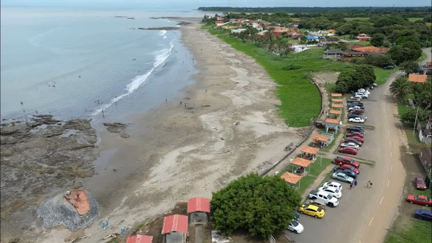 VENDO TERRENO 330MTS2 FRENTE PLAYA EL UVERITO LAS TABLAS