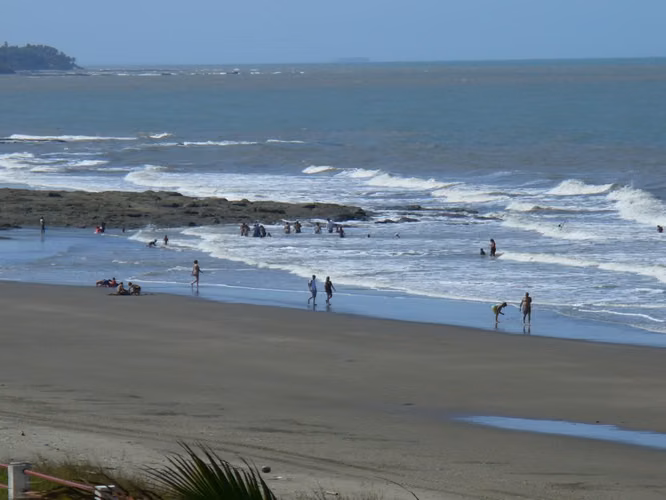 VENDO TERRENO 330MTS2 FRENTE PLAYA EL UVERITO LAS TABLAS