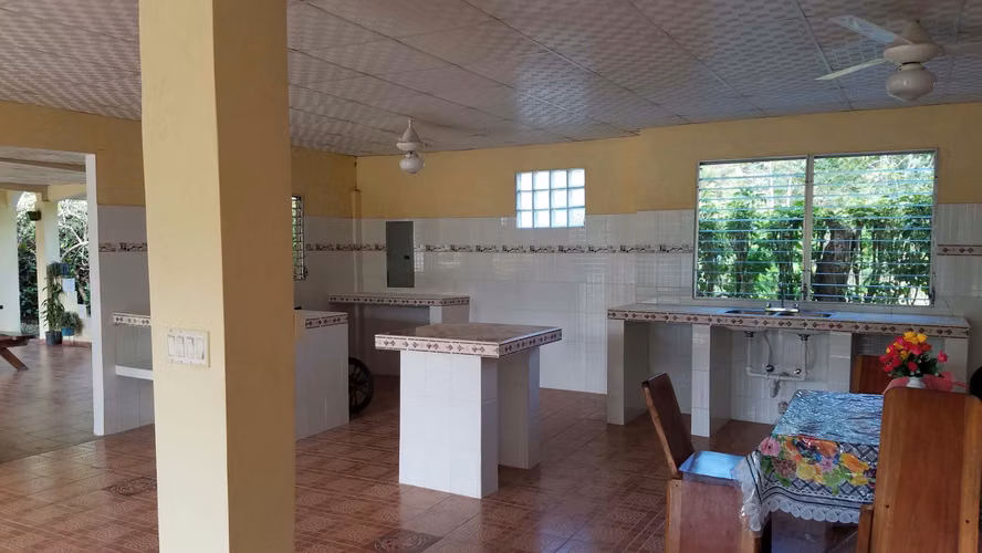 Lote de 1.4 hectáreas con casa de campo en Río Hato