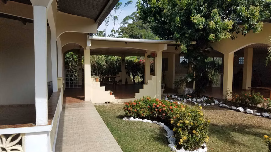Lote de 1.4 hectáreas con casa de campo en Río Hato