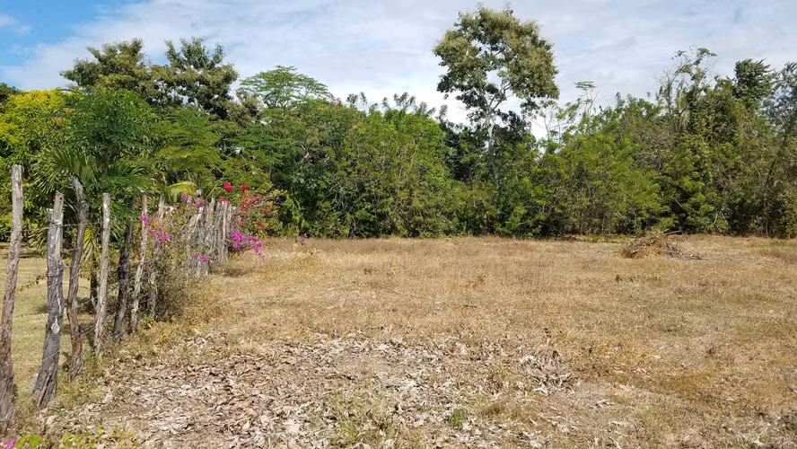Lote de 1.4 hectáreas con casa de campo en Río Hato